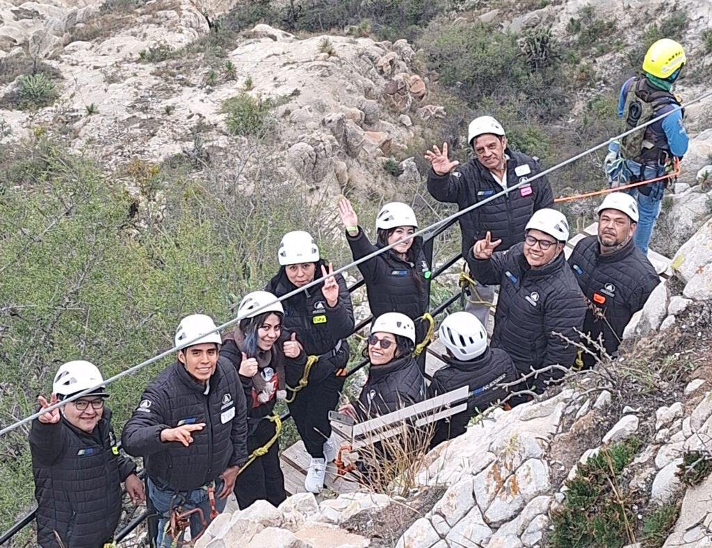 Disfruta paisajes naturales mientras vives la emoción de las tirolesas de Avex.